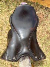 Load image into Gallery viewer, 15 3/4” trainers dressage saddle