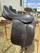 Load image into Gallery viewer, 15 3/4” trainers dressage saddle